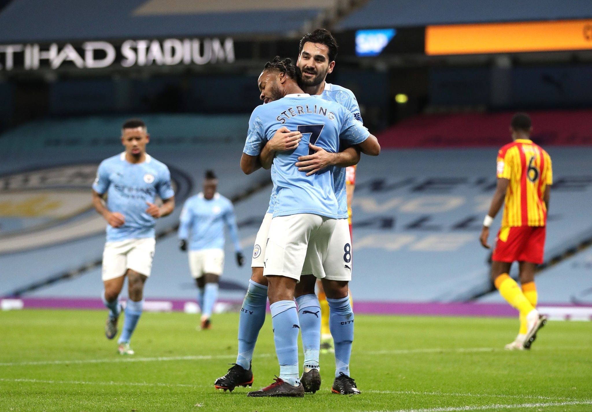 队的中场提 队的中场提